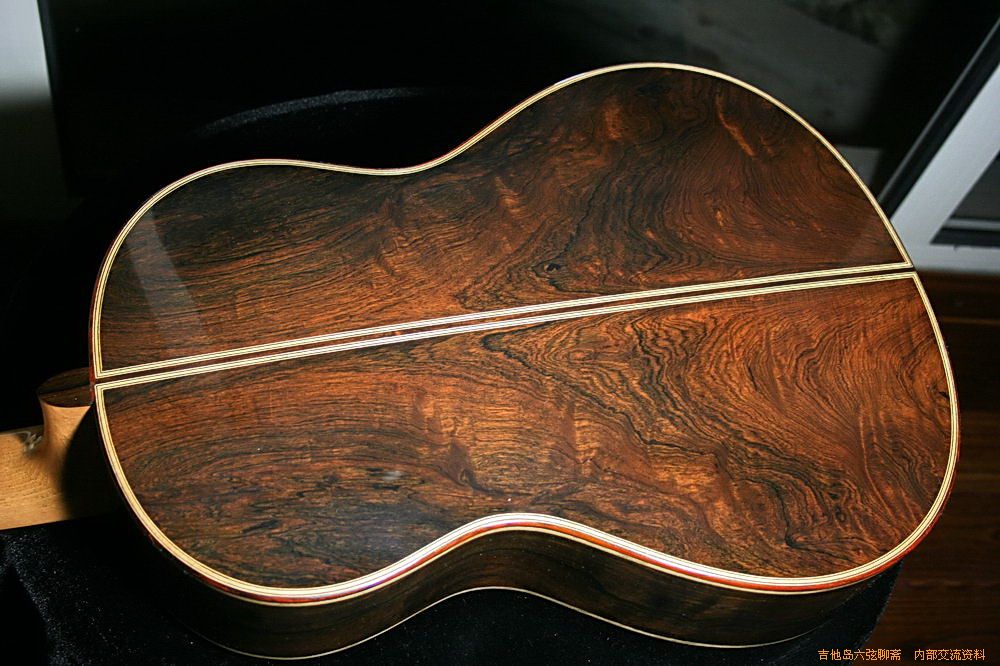 newguitars 067_缩小大小.jpg