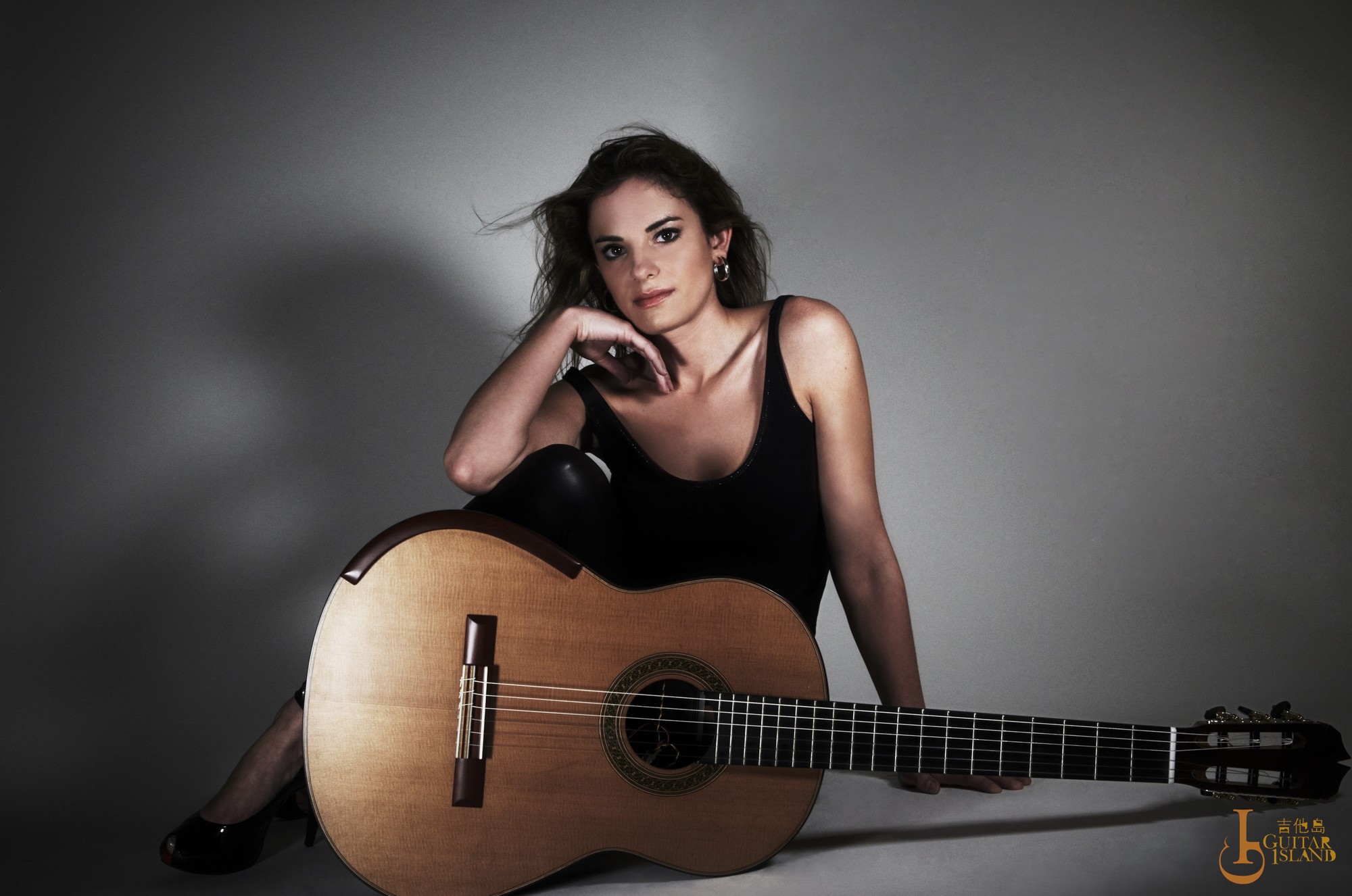 Ana-Vidovic-Guitar_调整大小.jpg