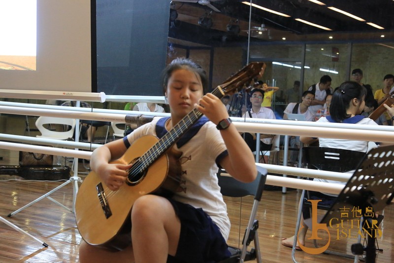 来自江西的小听众试弹吉他